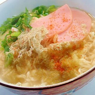 インスタントで　ハムととろろ昆布と葱の豚骨ラーメン